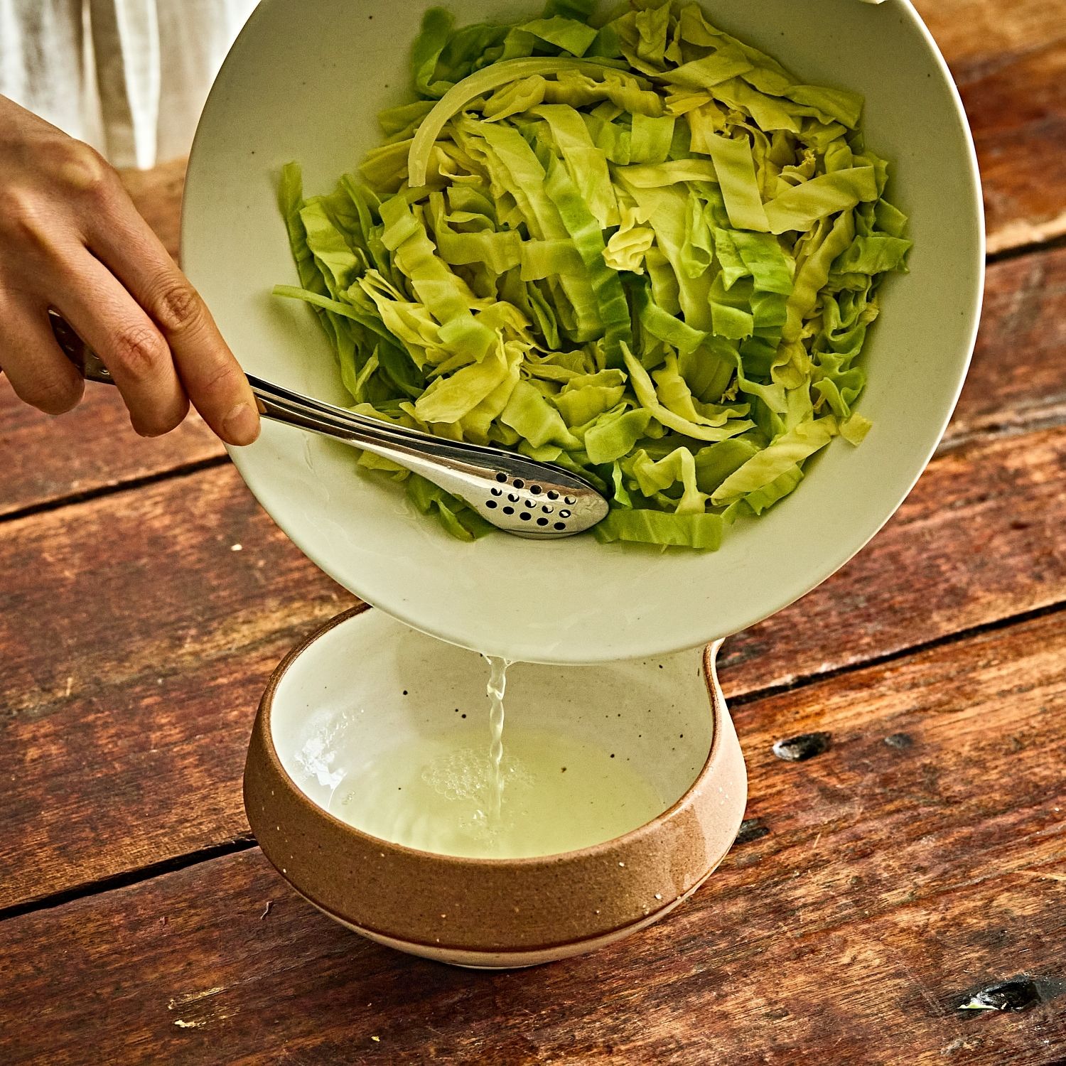 한 김 식힌 뒤 양배추의 물기를 꼭 짜주세요.
