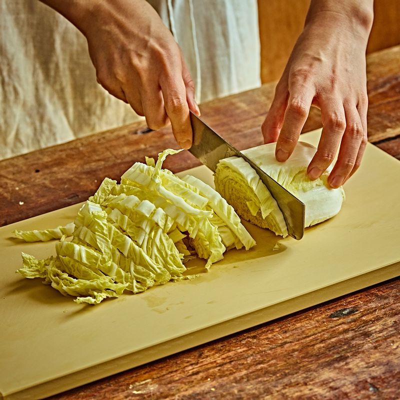 알배추는 흐르는 물에 씻어 2cm 굵기로 채를 썰어주세요.