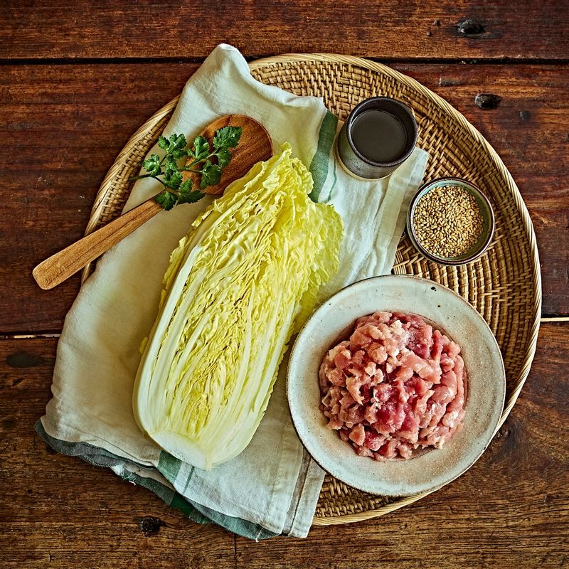 알배추 돼지고기 솥밥을 위한 재료 이미지로 밥,알배추,다진 돼지고기,식용유 등으로 구성 되어있습니다.