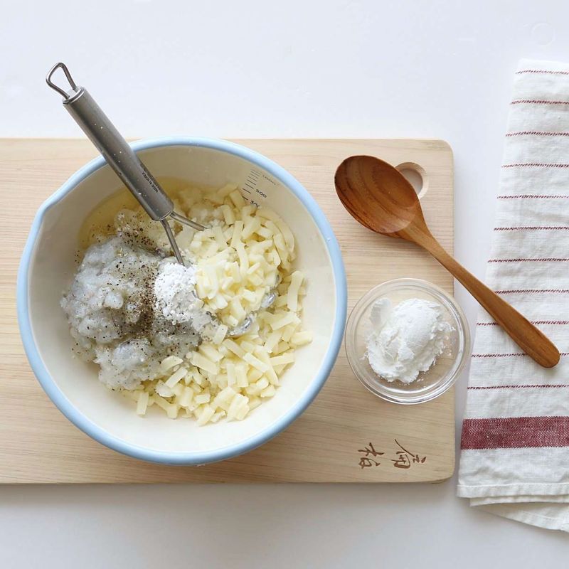 볼에 으깬 감자와 다진 새우, 속재료를 섞어 새우반죽을 만들어주세요.