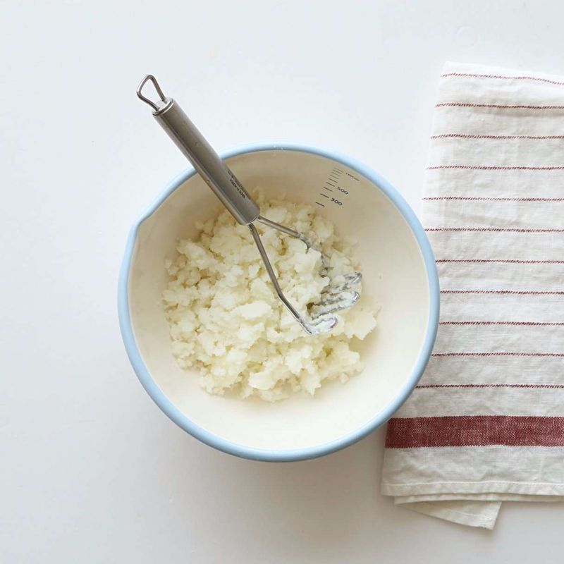 감자는 껍질을 제거하고 4등분한 후, 끓는 물에 약간의 소금을 넣고 13~15분 정도 익혀 뜨거울 때 으깨주세요.