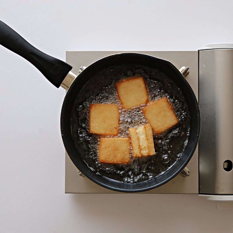 140도의 기름에서 노릇하게 튀겨주세요. (식빵의 색이 골고루 나도록 식빵을 돌려가며 높지 않은 온도에서 튀겨주세요.)