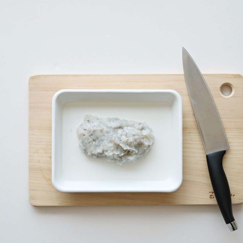 새우는 내장을 빼고 물기를 제거한 후 잘게 다져주세요