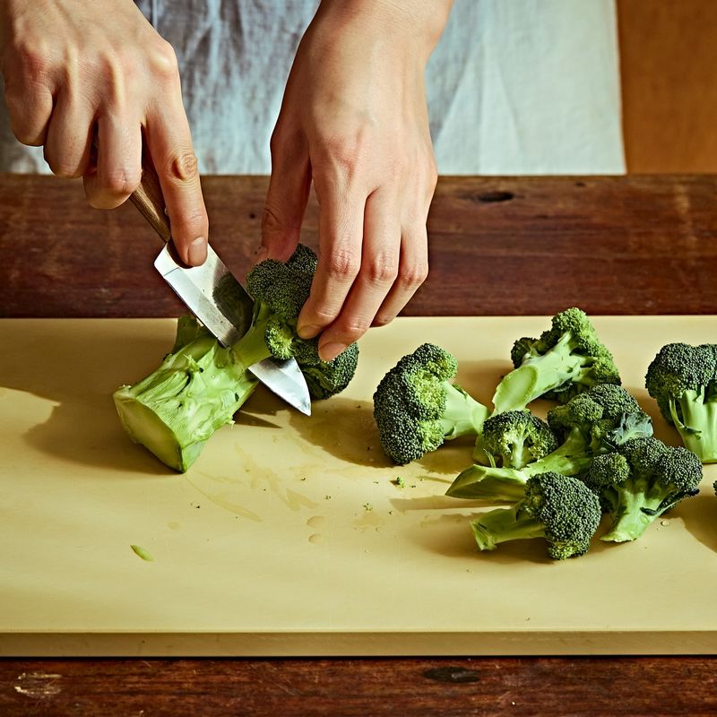 브로콜리는 송이 째 떼어낸 후 큰 것은 반으로 잘라주세요. 손질 새우는 물기 제거 후 전분을 얇게 묻혀주세요.