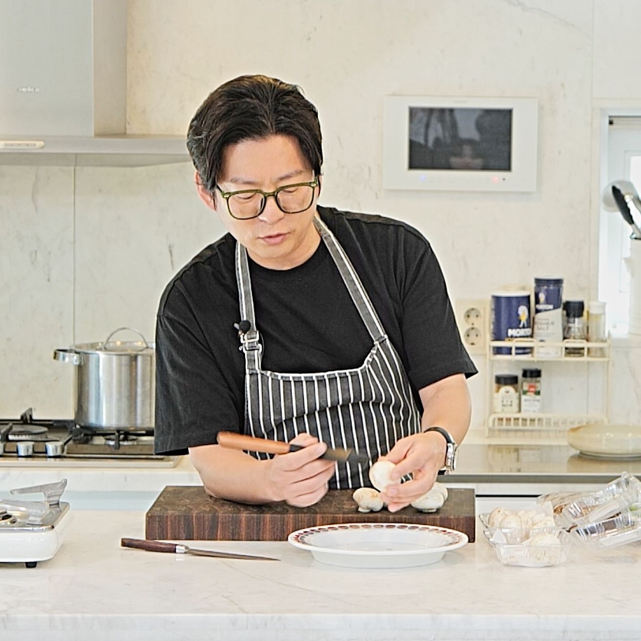 버섯 오픈토스트 을 위한 재료 이미지로 양송이 버섯,다진양파,마늘,생파슬리,엑스트라버진 올리브오일 등으로 구성 되어있습니다.