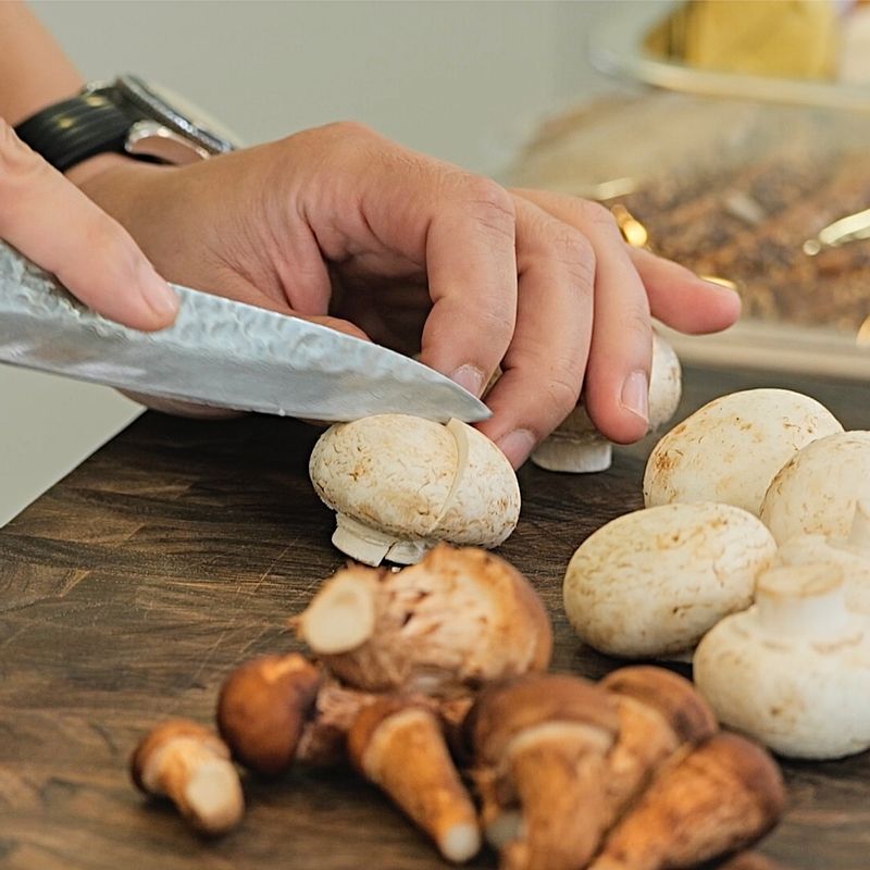 양송이버섯은 4등분으로 썰어주고, 양파는 잘게 다져 준비해 주세요. (tip. 양송이를 살 때 갓이 피지 않고 아래가 꽉 막힌 것을 고르면 훨씬 신선해요)