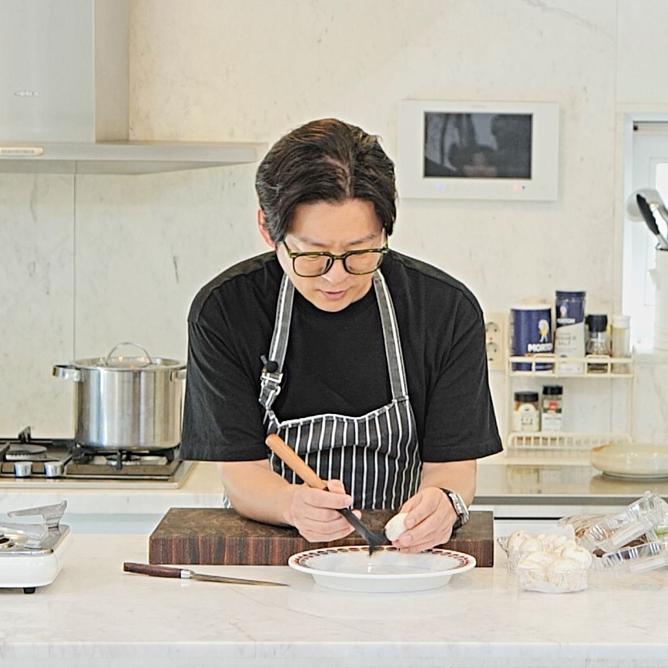 버섯은 물에 씻지 말고 브러시나 마른 수건으로 겉면의 먼지만 가볍게 털어 준비해 주세요. (tip. 버섯은 90%가 수분이라 물에 닿으면 향이 죽고 식감이 나빠져요)