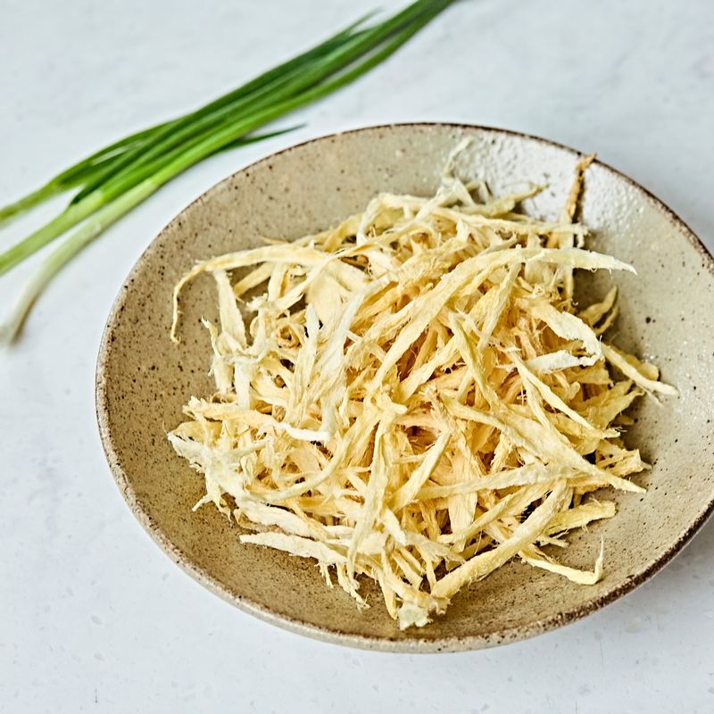 황태 고추장무침을 위한 재료 이미지로 황태채,들기름,미림,통깨 등으로 구성 되어있습니다.