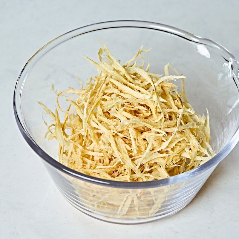 황태채는 적당한 길이로 자른 후 들기름과 미림을 넣어 골고루 버무려 10분 정도 재워주세요.