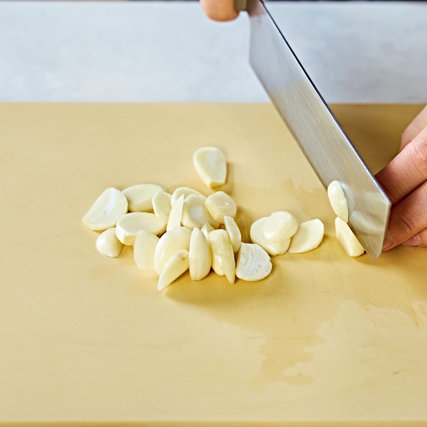 마늘은 편썰고 청양고추, 홍고추는 1센치 두께로 썰어주세요.