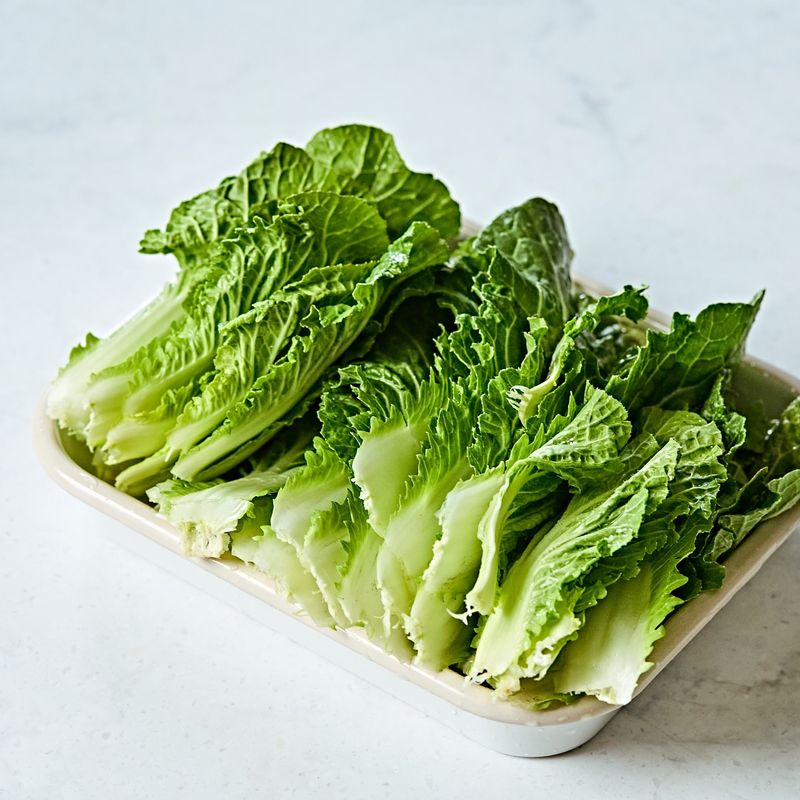 봄동은 잎을 떼어 깨끗이 씻어주세요.