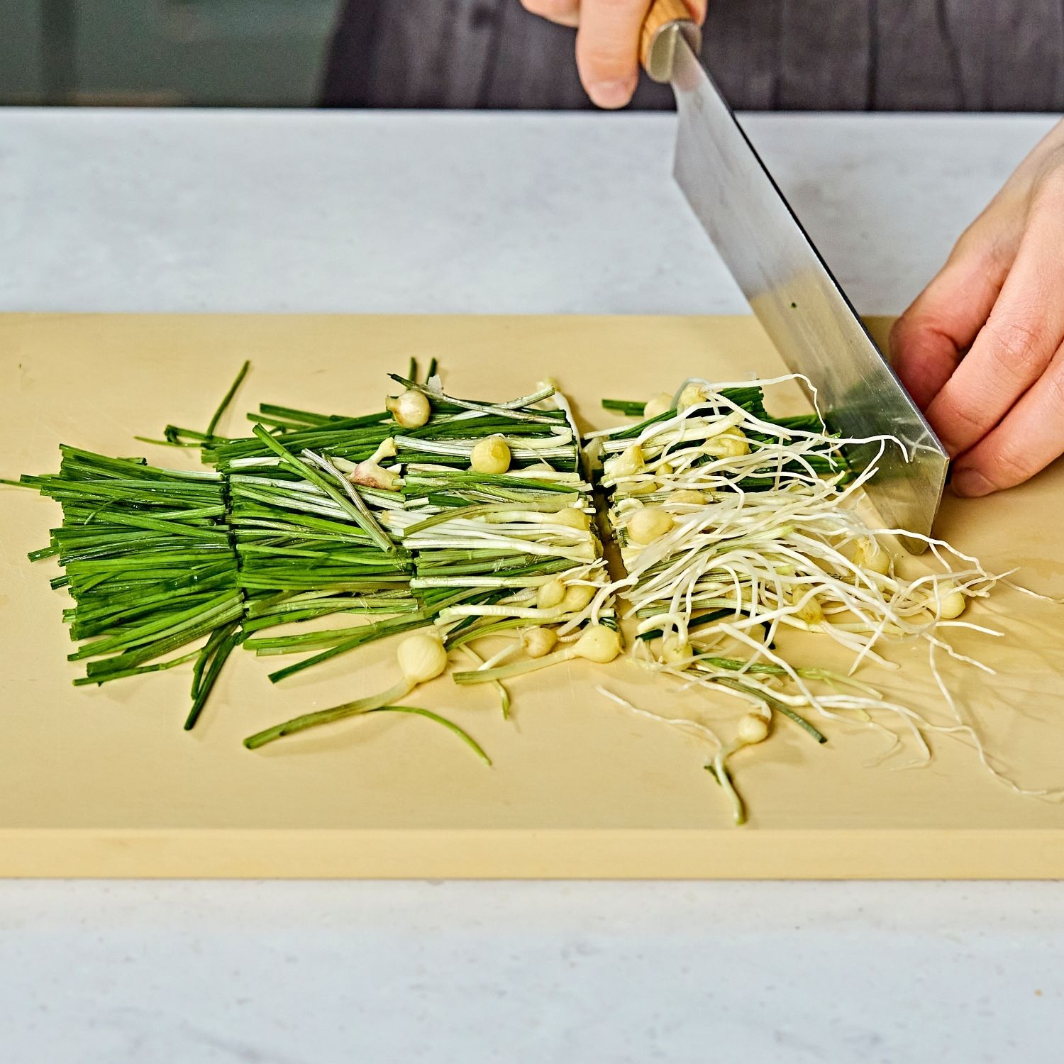 달래는 뿌리쪽의 흙을 떼어내고 흐르는물에 깨끗이 씻은 후 먹기 좋게 썰어주세요.