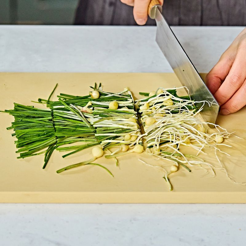 달래는 뿌리쪽의 흙을 떼어내고 흐르는물에 깨끗이 씻은 후 먹기 좋게 썰어주세요.
