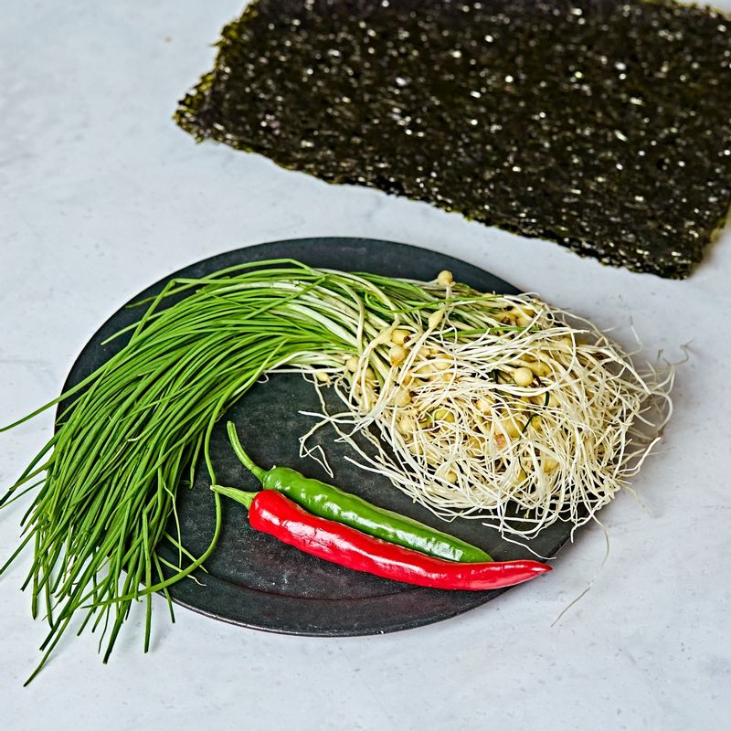 달래김무침을 위한 재료 이미지로 달래,구운 생김,청양고추,홍고추,쪽파 등으로 구성 되어있습니다.