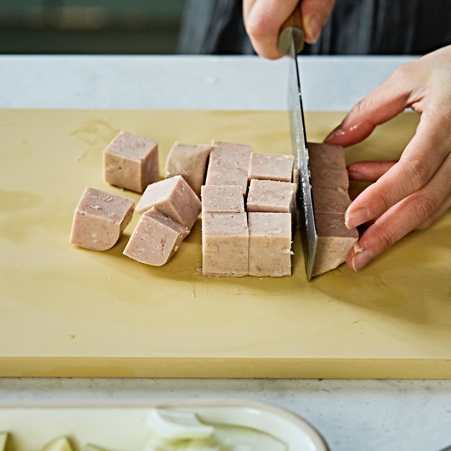 햄은 감자와 비슷한 크기로 깍뚝 썰어주세요.