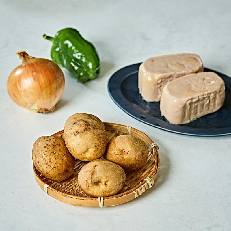 햄감자조림을 위한 재료 이미지로 캔햄,감자,피망,양파,통깨 등으로 구성 되어있습니다.