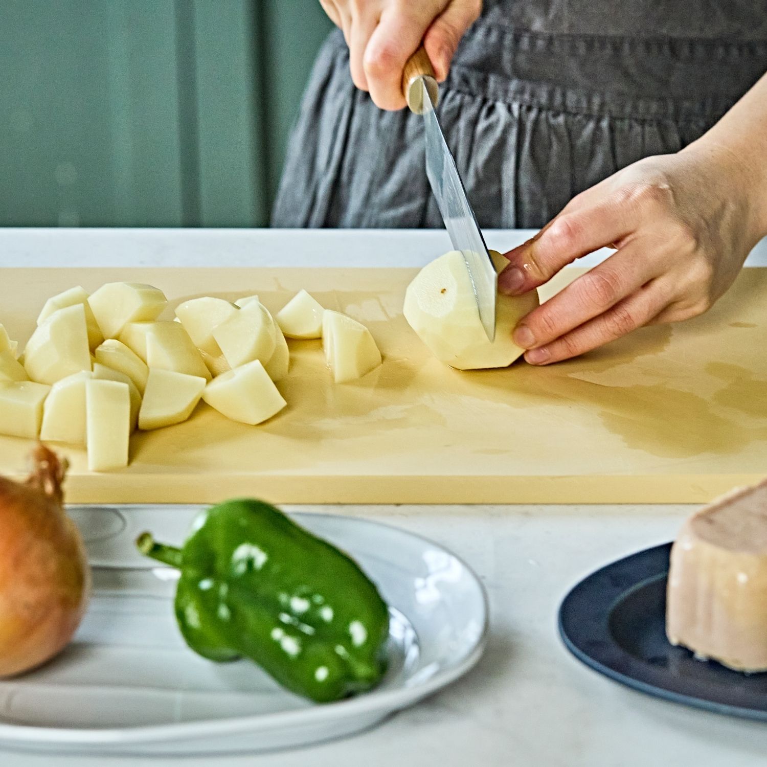 감자는 껍질을 벗겨 깍뚝 썰고 피망과 양파도 비슷한 크기로 썰어주세요.