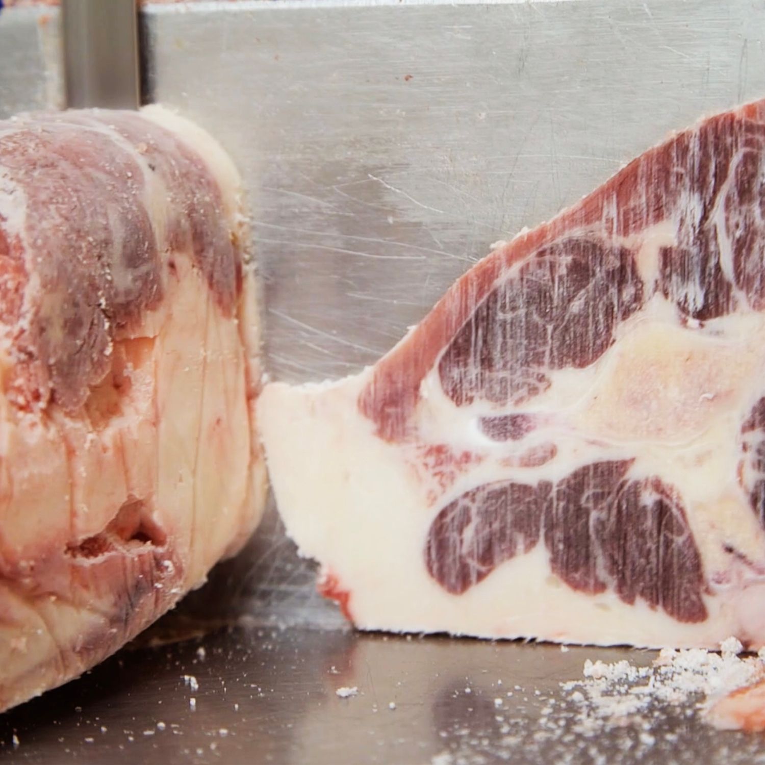 소꼬리 가장자리의 기름은 자르지 말고 그대로 구워주세요. (tip. 기름 부위에 콜라겐이 함께 있어 구우면 꽃처럼 말려 올라오며 쫄깃하고 고소한 맛을 내요)