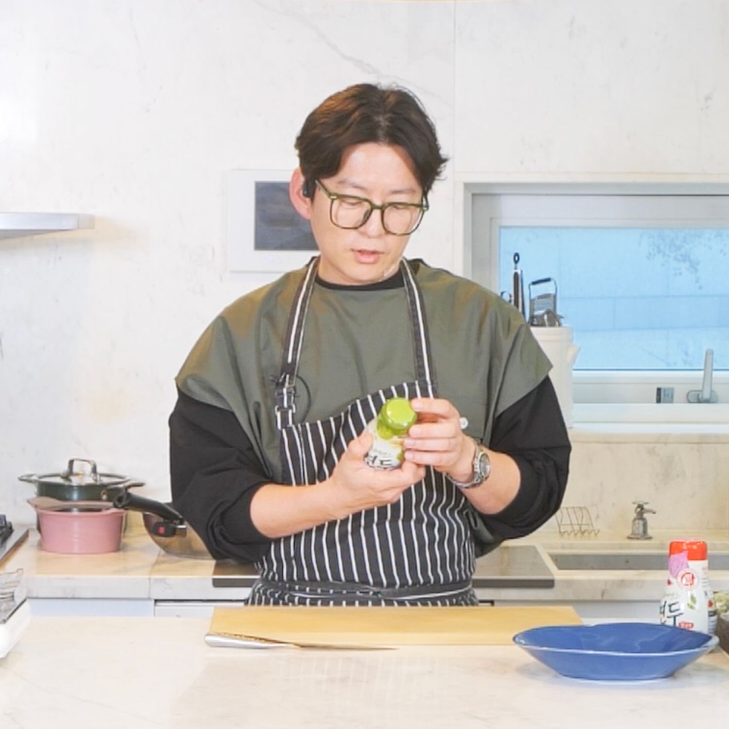 소꼬리구이을 위한 재료 이미지로 소꼬리(34mm 슬라이스),연두,꿀,들기름 (또는 참기름),다진 마늘 등으로 구성 되어있습니다.