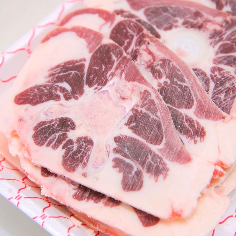 소꼬리는 34mm 두께로 얇게 슬라이스해서 준비해 주세요. (tip. 한우나 와규처럼 마블링이 좋은 고기는 34mm 정도로 썰어야 숯불에 구웠을 때 식감과 맛이 가장 좋아요)