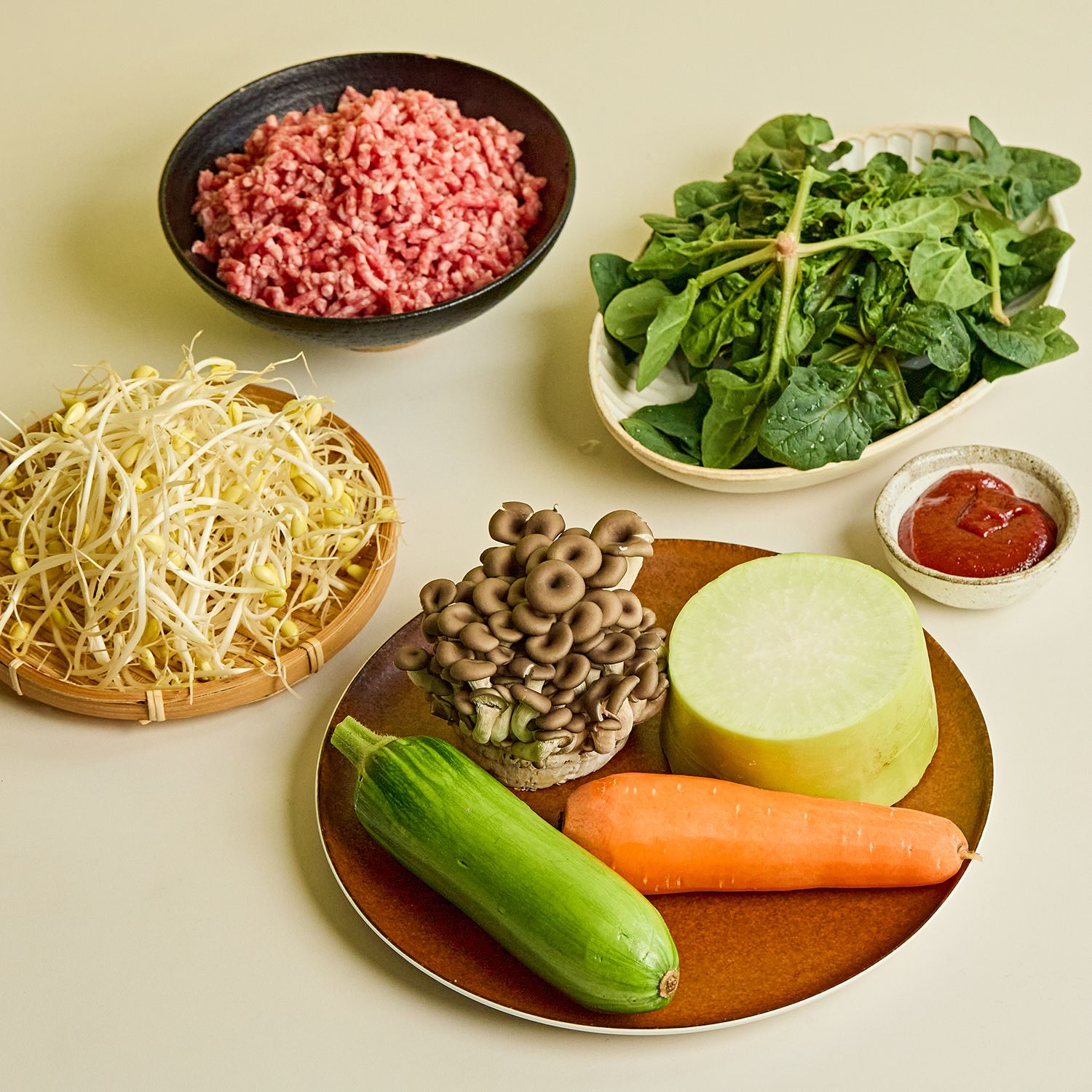 소고기비빔밥 밀프랩을 위한 재료 이미지로 잡곡밥,소고기다짐육,시금치,느타리버섯,당근 등으로 구성 되어있습니다.