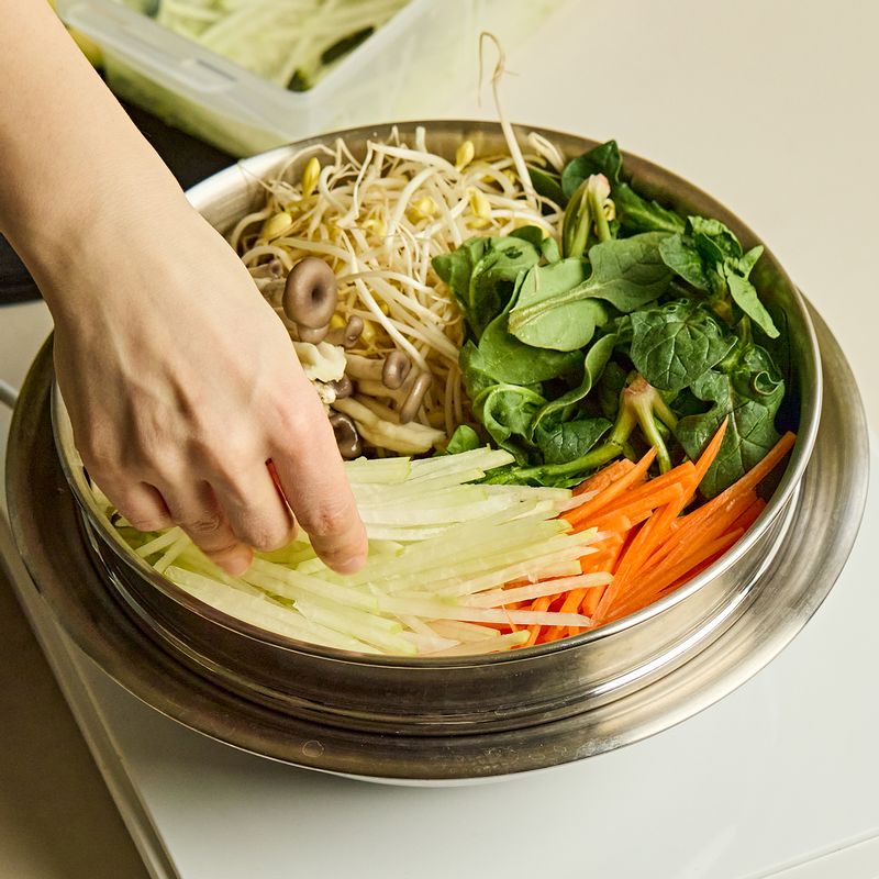 찜기에 손질한 채소를 넣고 10분간 쪄주세요. (tip. 냉동 후 전자레인지에 데우기 때문에 너무 많이 익히지 않도록 주의해 주세요)