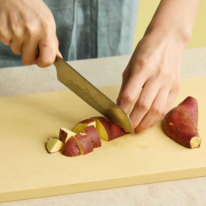 고구마는 깨끗이 씻어 껍질 째 1cm 정도 크기로 깍둑썰기한 뒤, 물에 잠시 담가 전분을 제거해주세요.
(tip. 기호에 따라 껍질을 벗긴 후 부드럽게 만들어드셔도 좋답니다)