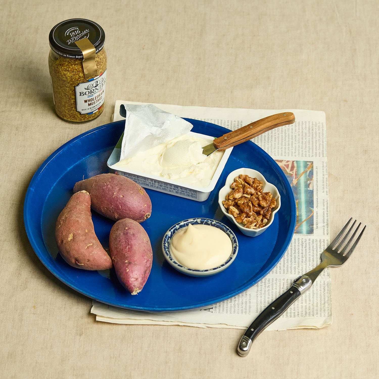 고구마 크림치즈 샐러드 을 위한 재료 이미지로 고구마,크림치즈,다진견과류,마요네즈,홀그레인 머스타드 등으로 구성 되어있습니다.