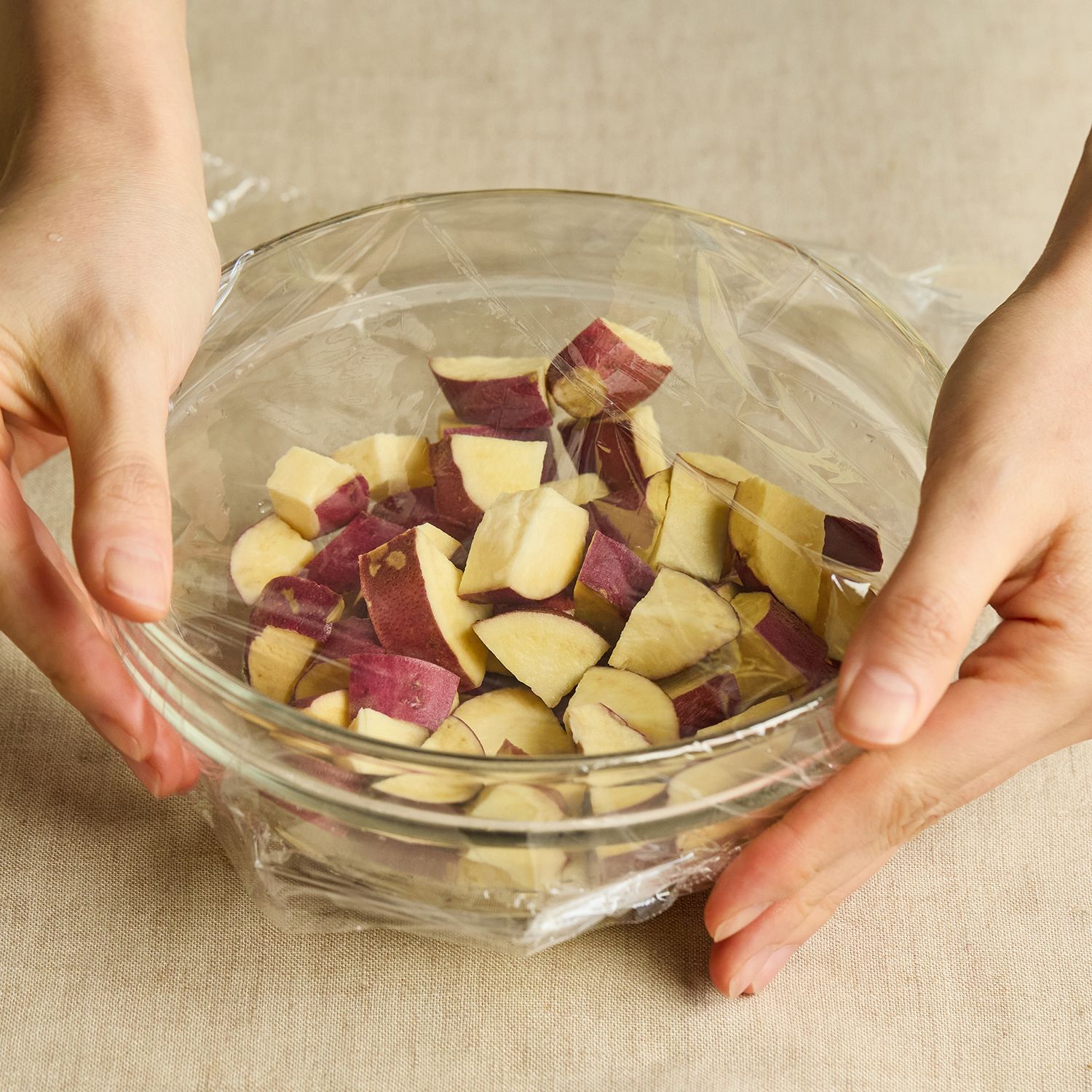 물기를 뺀 고구마를 내열 용기에 담고 젖은 키친타월을 덮은 뒤 랩을 씌워 전자레인지에 약 4분간 돌려 부드럽게 익혀주세요.