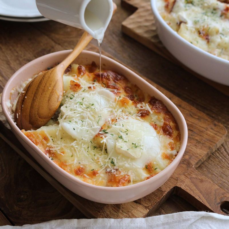 뜨거운 상태의 그라탱에 후레쉬 모차렐라치즈와 카망베르 치즈, 갈은 파마산 치즈(블럭), 파슬리가루를 올리고 먹기 직전에 꿀을 뿌려주세요.