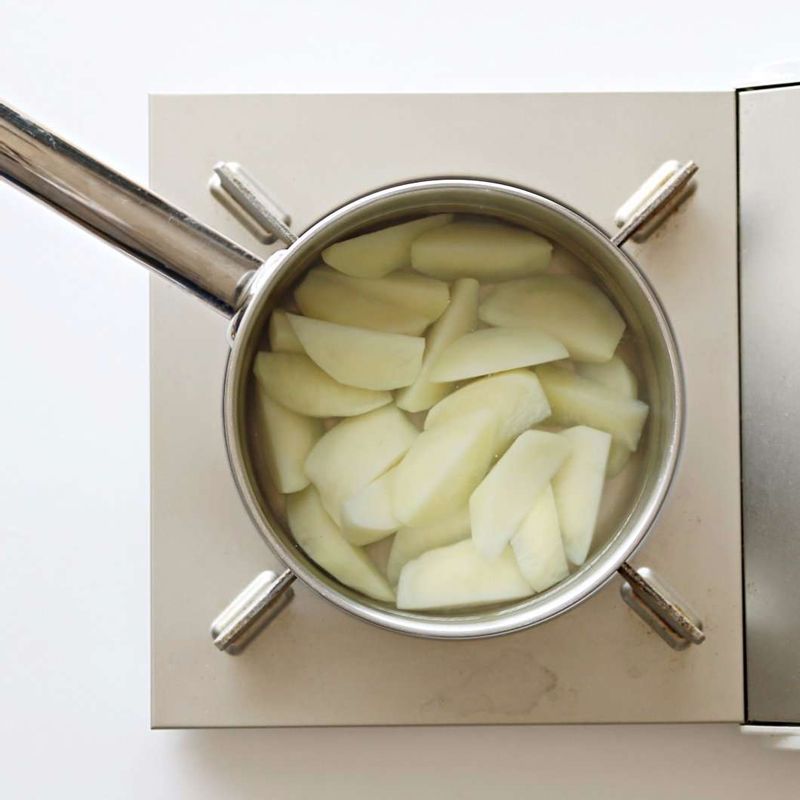 감자는 한입 크기로 먹기 좋게 썰어 끓는 물에 약간의 소금을 넣고 5분 정도 삶은 후, 체에 받쳐 물기를 제거해주세요.