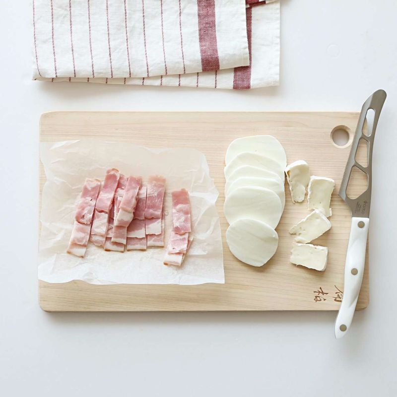 후레쉬 모차렐라치즈는 링으로 얇게 자르고, 베이컨과 카망베르치즈는 먹기 좋게 잘라주세요.