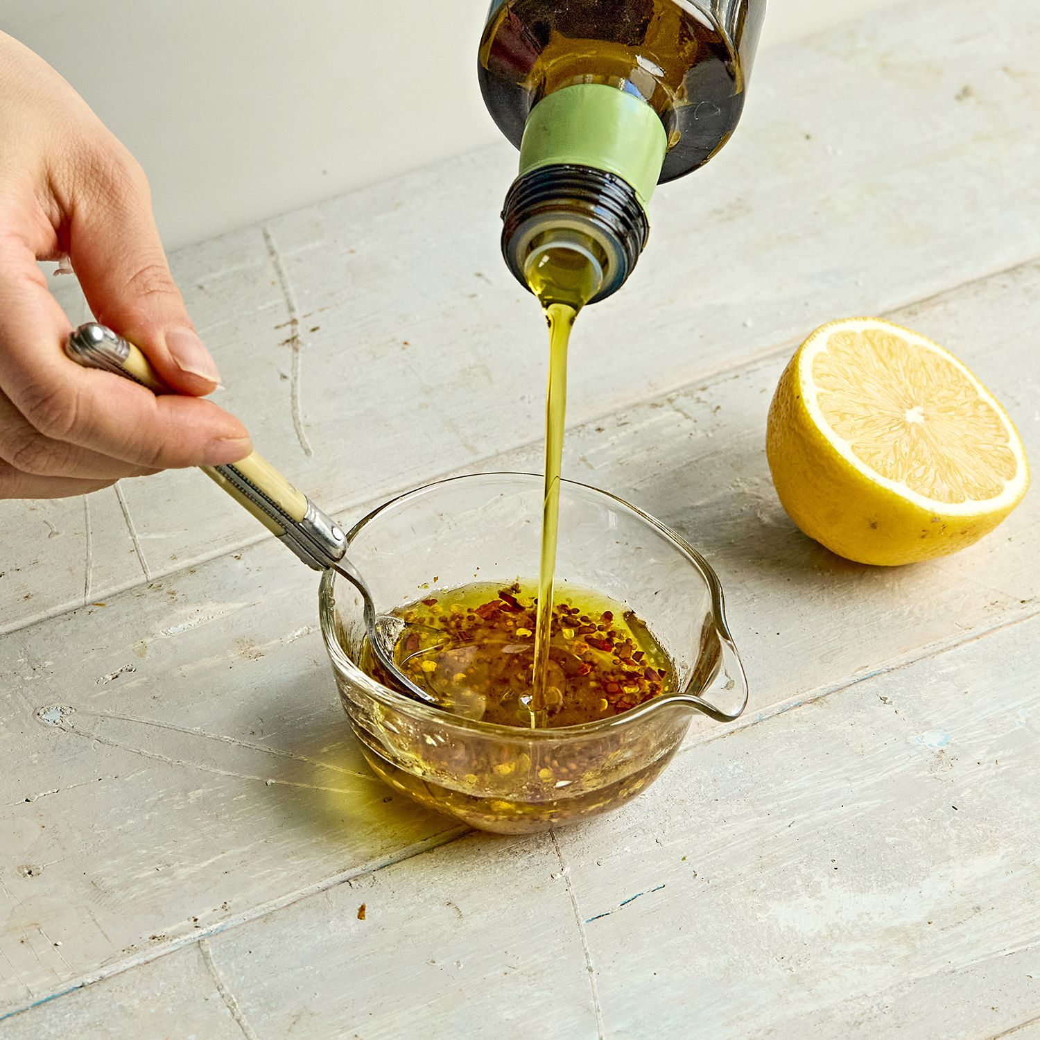 씨겨자, 화이트 발사믹, 올리브오일, 소금, 후추를 넣고 잘 섞어 소스를 만들어 주세요. (tip. 파슬리나 고수 등 좋아하는 허브를 다져 넣으면 더욱 향긋하게 즐길 수있어요)