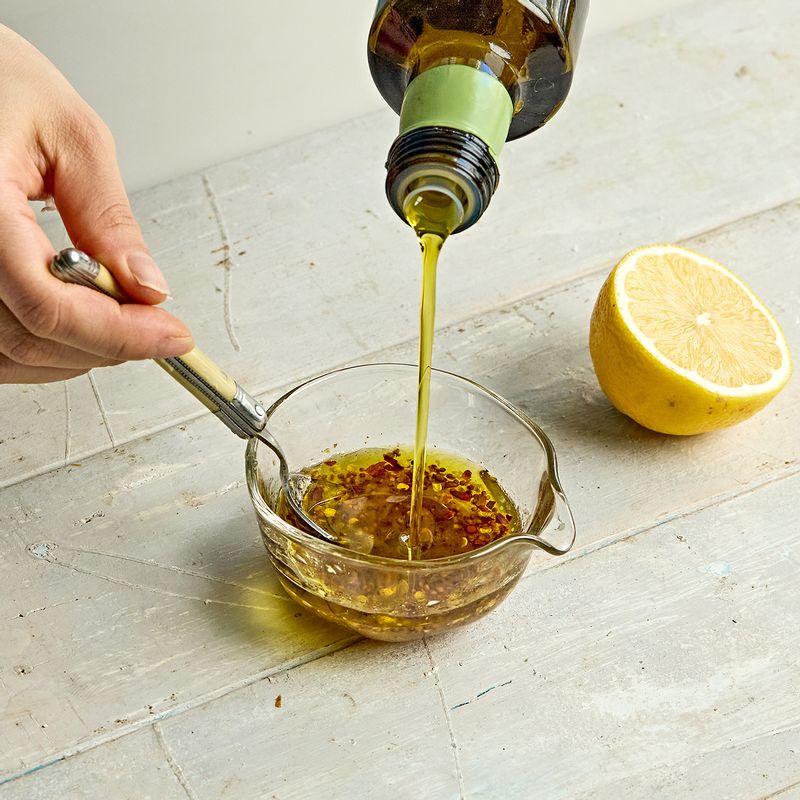 씨겨자, 화이트 발사믹, 올리브오일, 소금, 후추를 넣고 잘 섞어 소스를 만들어 주세요. (tip. 파슬리나 고수 등 좋아하는 허브를 다져 넣으면 더욱 향긋하게 즐길 수있어요)