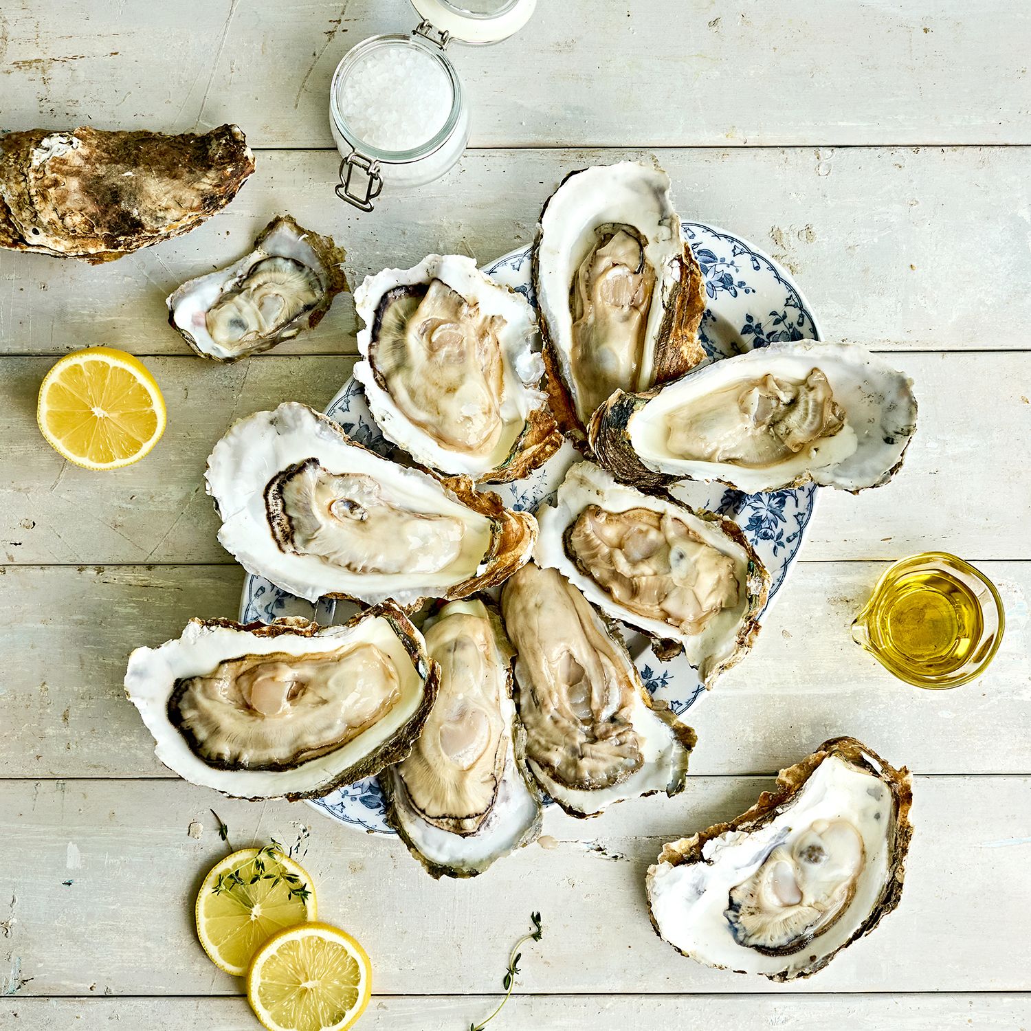 벚굴은 껍질을 제거하고 흐르는물에 헹궈 주세요. 레몬 1/2 개는 얇게 슬라이스 해주세요. (tip. 벚굴이 아니라 일반 생 굴을 사용하셔도 괜찮아요)