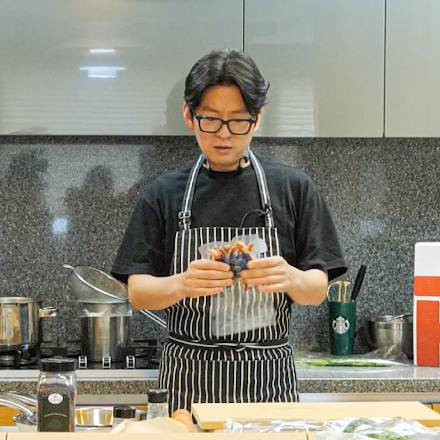 [강레오] 까르보나라을 위한 재료 이미지로 파스타면,관찰레(또는 판체타/베이컨),달걀 노른자,페코리노 로마노 치즈,후춧가루 등으로 구성 되어있습니다.