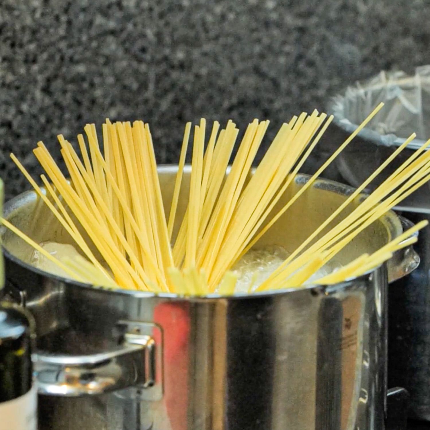 파스타 면은 약 7분 정도 삶아주세요. 면수는 버리지 말고 따로 남겨주세요. 