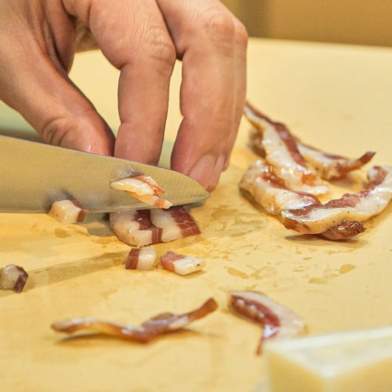 팬에 올리브 오일을 살짝 두르고 관찰레(또는 베이컨)를 1cm 두께로 썰어 넣은 후, 중불에서 겉이 노릇해지고 기름이 충분히 나올 때까지 볶아주세요. 관찰레 볶은 기름은 버리지말고 남겨두세요.