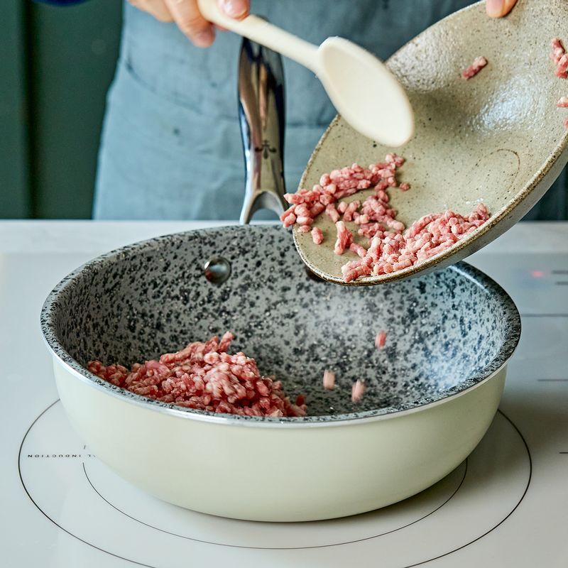 팬에 오일을 두르고 소고기 다짐육, 맛술을 넣고 볶다가 후추를 뿌려주세요.
마지막에 버터를 넣고 섞어주세요.