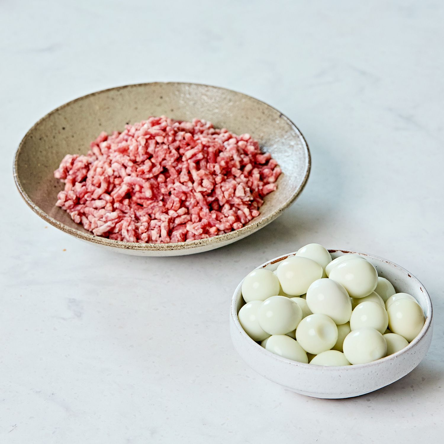 메추리알 소보로 장조림 을 위한 재료 이미지로 메추리알,소고기다짐육,맛술,버터,후추 등으로 구성 되어있습니다.