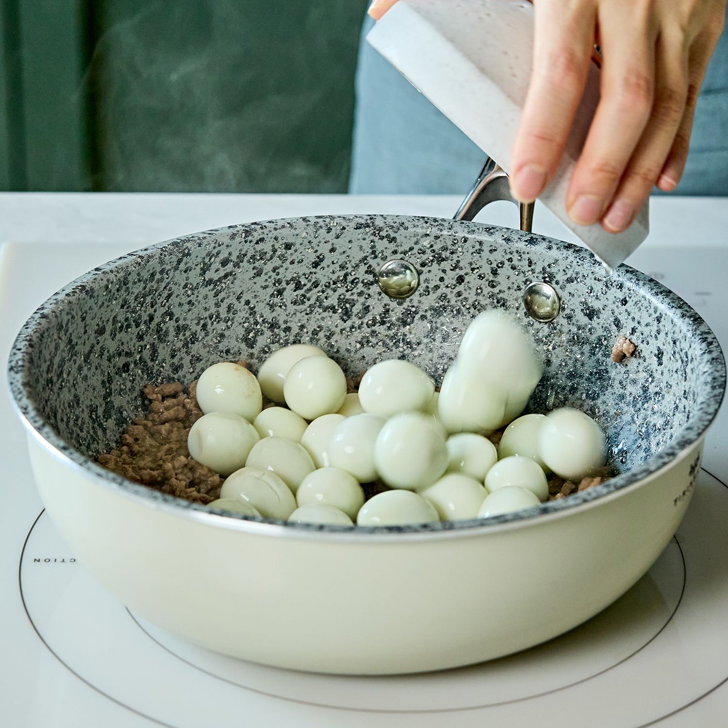 양념재료와 메추리알을 넣고 국물이 반으로 졸아들때 까지 졸여주세요.