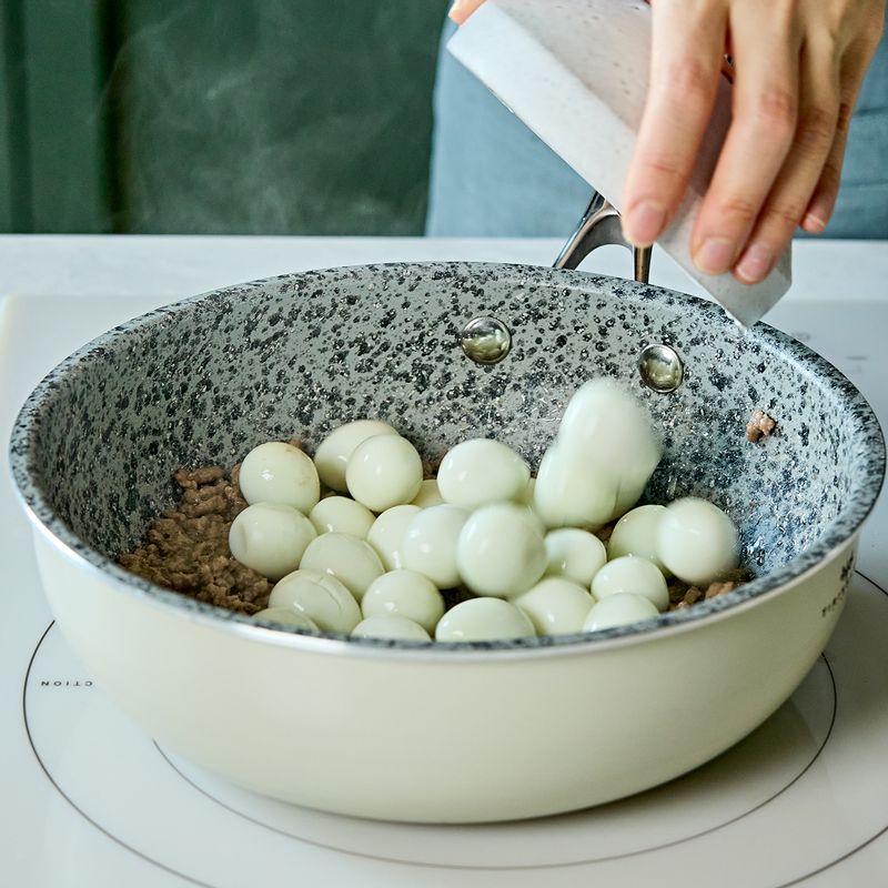 양념재료와 메추리알을 넣고 국물이 반으로 졸아들때 까지 졸여주세요.