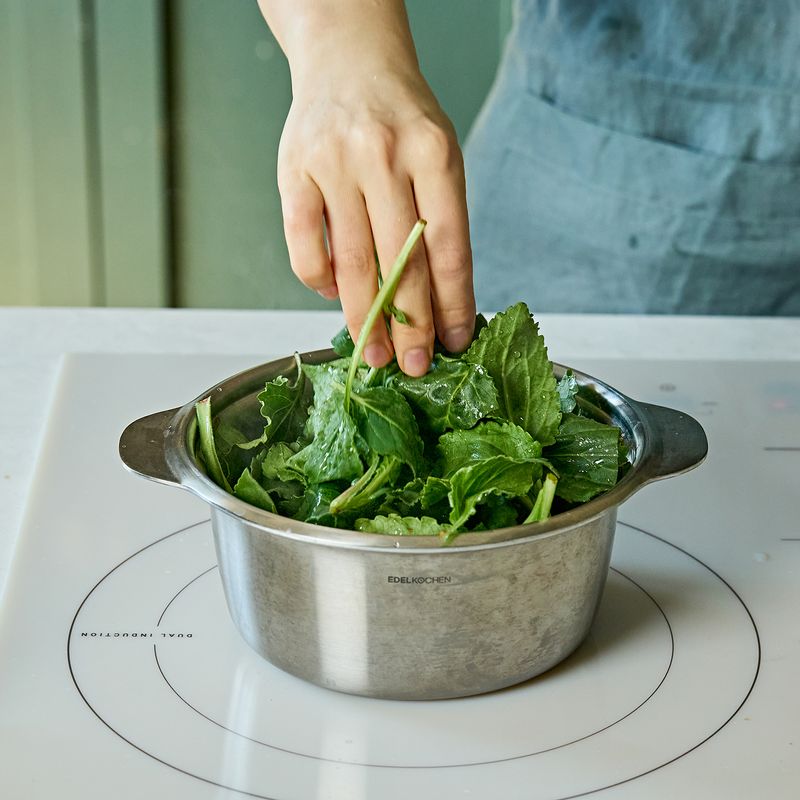 취나물은 깨끗이 씻어 끓는 물에 30초 정도 데쳐주세요.