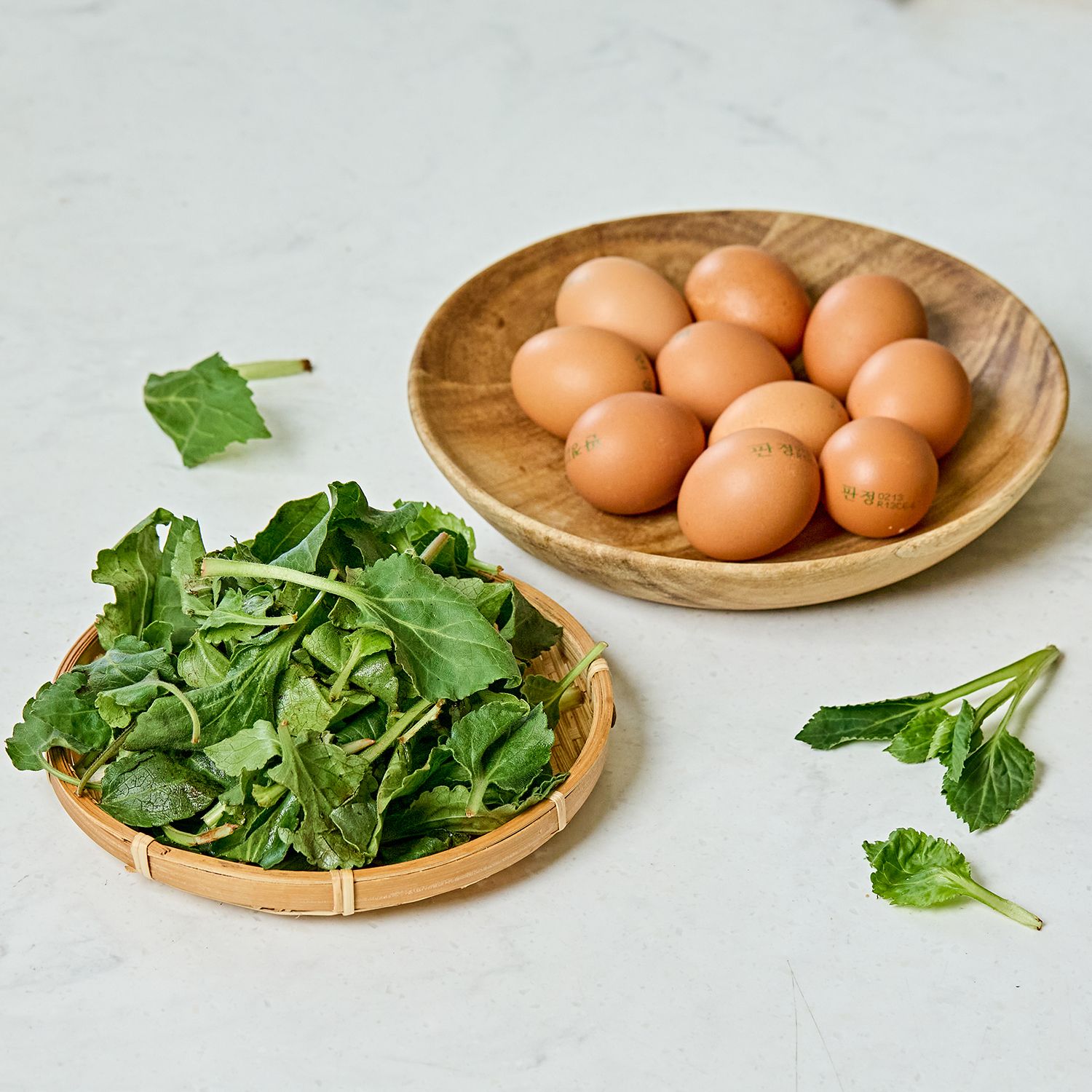 대왕 취나물 달걀말이 을 위한 재료 이미지로 달걀,취나물,식용유,맛술,소금 등으로 구성 되어있습니다.