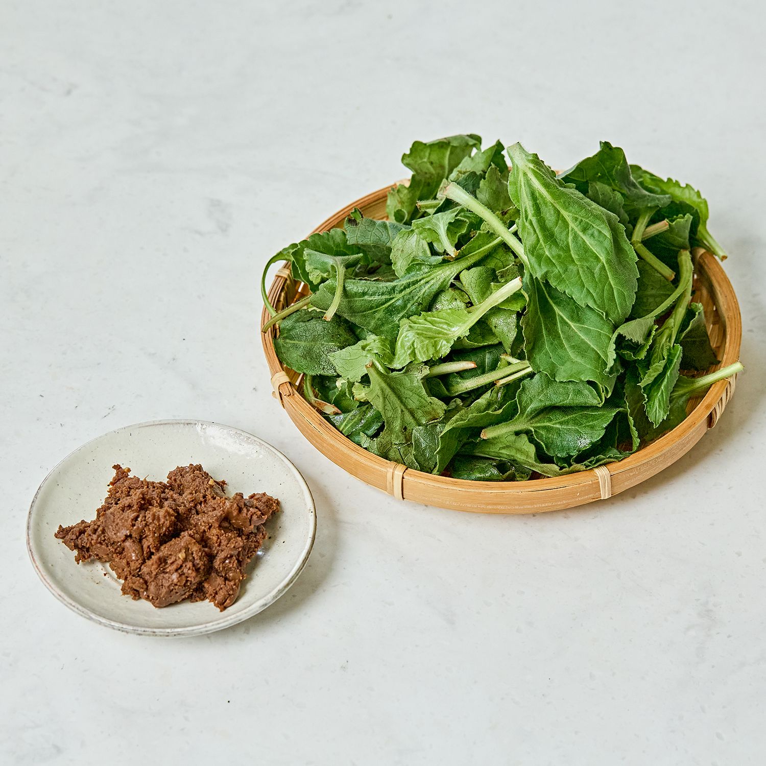 취나물 된장무침 을 위한 재료 이미지로 취나물,소금,참기름,통깨 등으로 구성 되어있습니다.