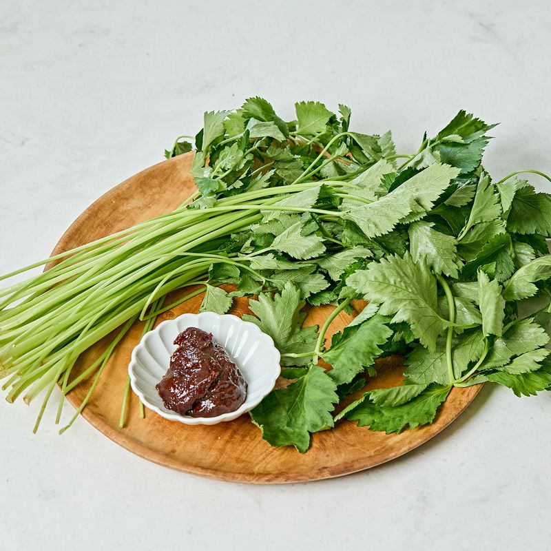 참나물 고추장무침 을 위한 재료 이미지로 참나물,소금,참기름,통깨 등으로 구성 되어있습니다.