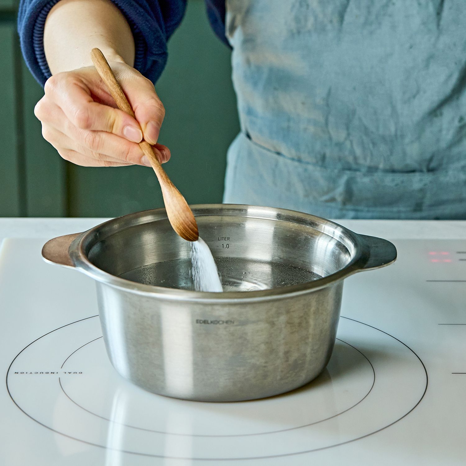 끓는 물에 소금을 넣고 참나물을 30초 정도 데쳐주세요.(tip. 두꺼운  참나물 줄기부분을 먼저 10초 먼저 넣고 그다음 이파리를 넣어 데쳐주세요)  