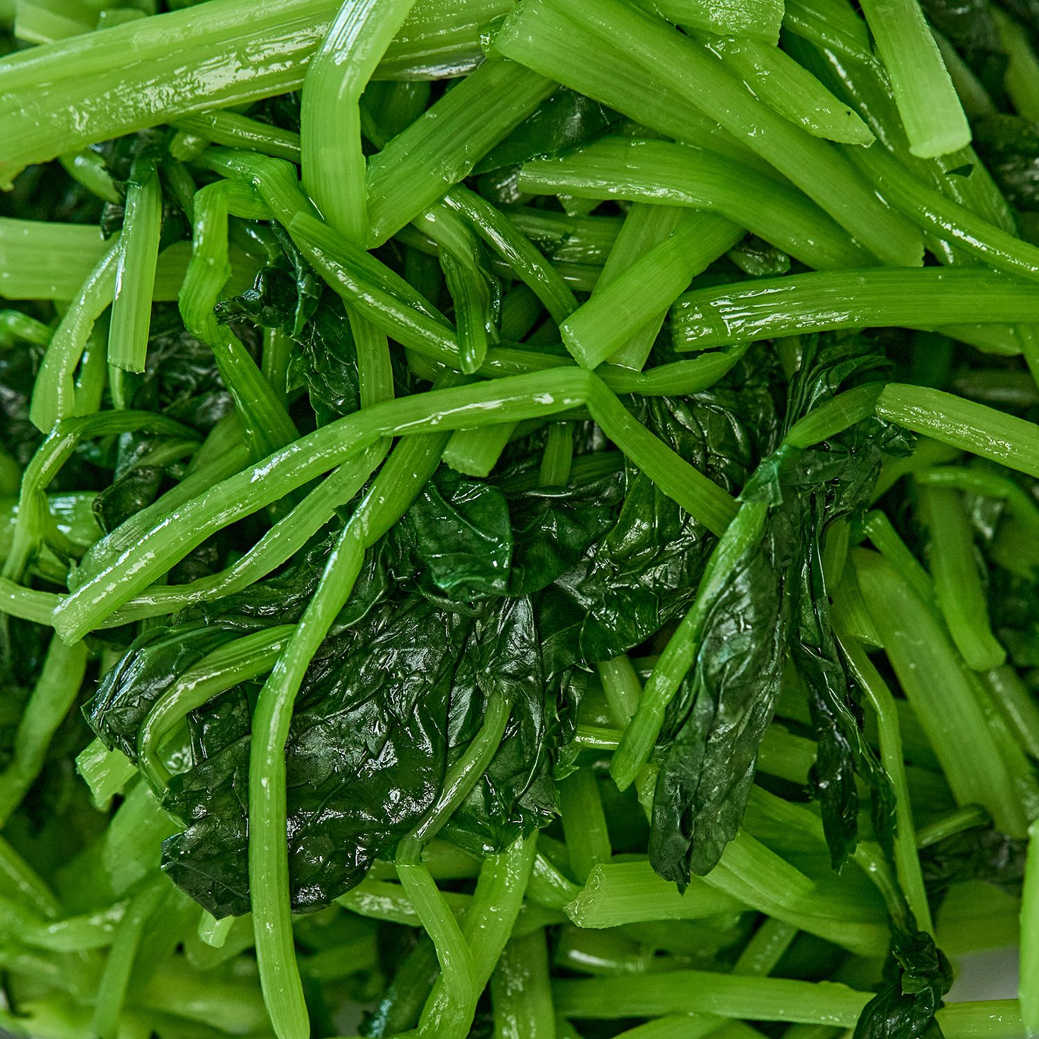 데친 참나물은 찬물에 헹군 후 물기를 짜고 먹기 좋게 썰어주세요.