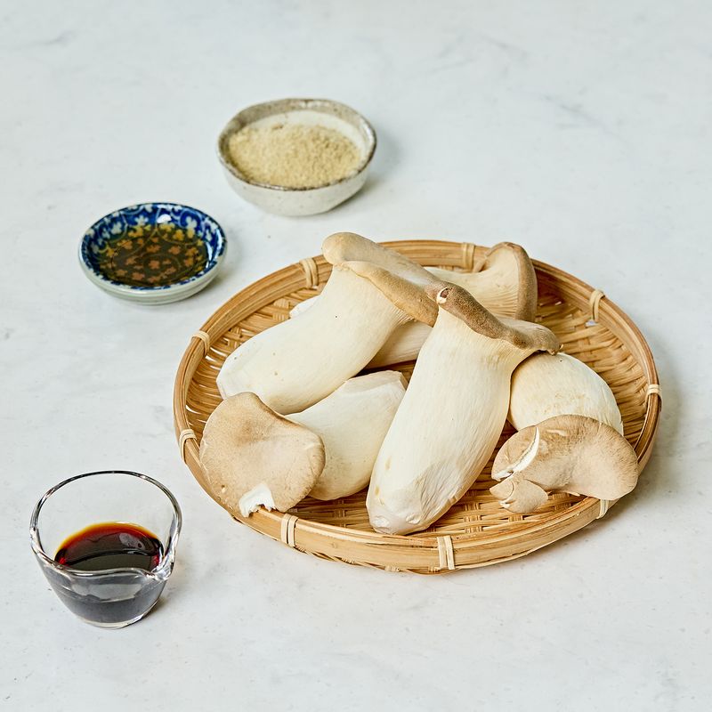 새송이버섯 들깨무침을 위한 재료 이미지로 새송이버섯 등으로 구성 되어있습니다.