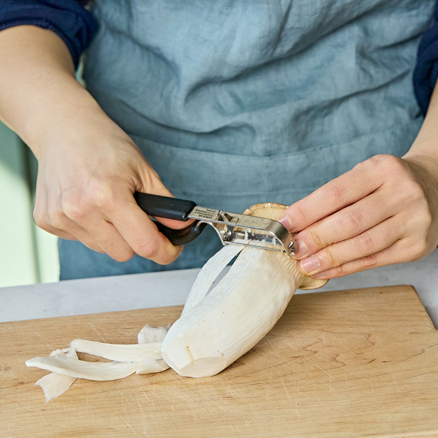 새송이버섯은 필러로 슬라이스 해주세요.